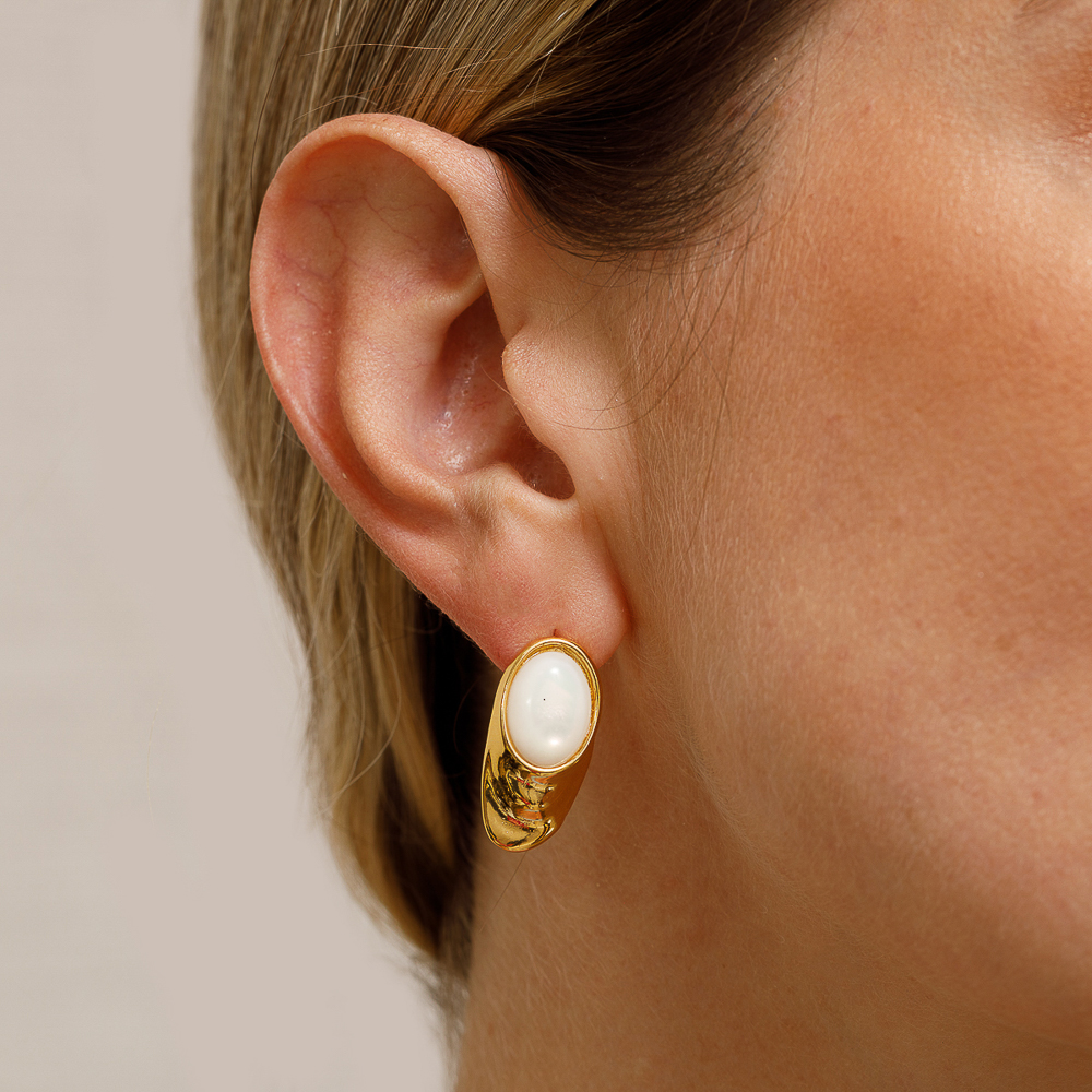 BRINCO CONCHA DO MAR COM MADRE PÉROLA BANHO OURO 18K