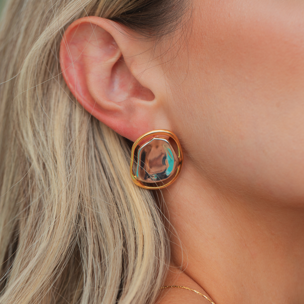 BRINCO ORGÂNICO REDONDO GRANDE COM RÓDIO BRANCO E BANHO OURO 18K