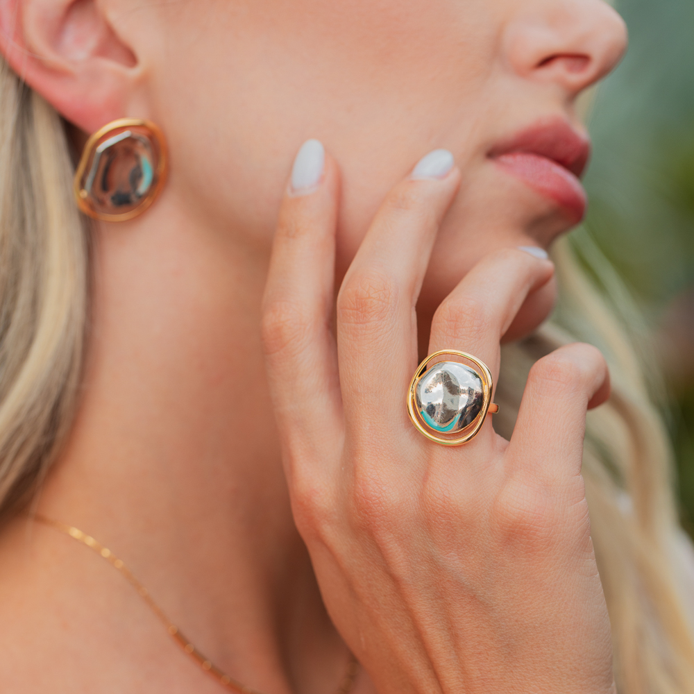 BRINCO ORGÂNICO REDONDO GRANDE COM RÓDIO BRANCO E BANHO OURO 18K