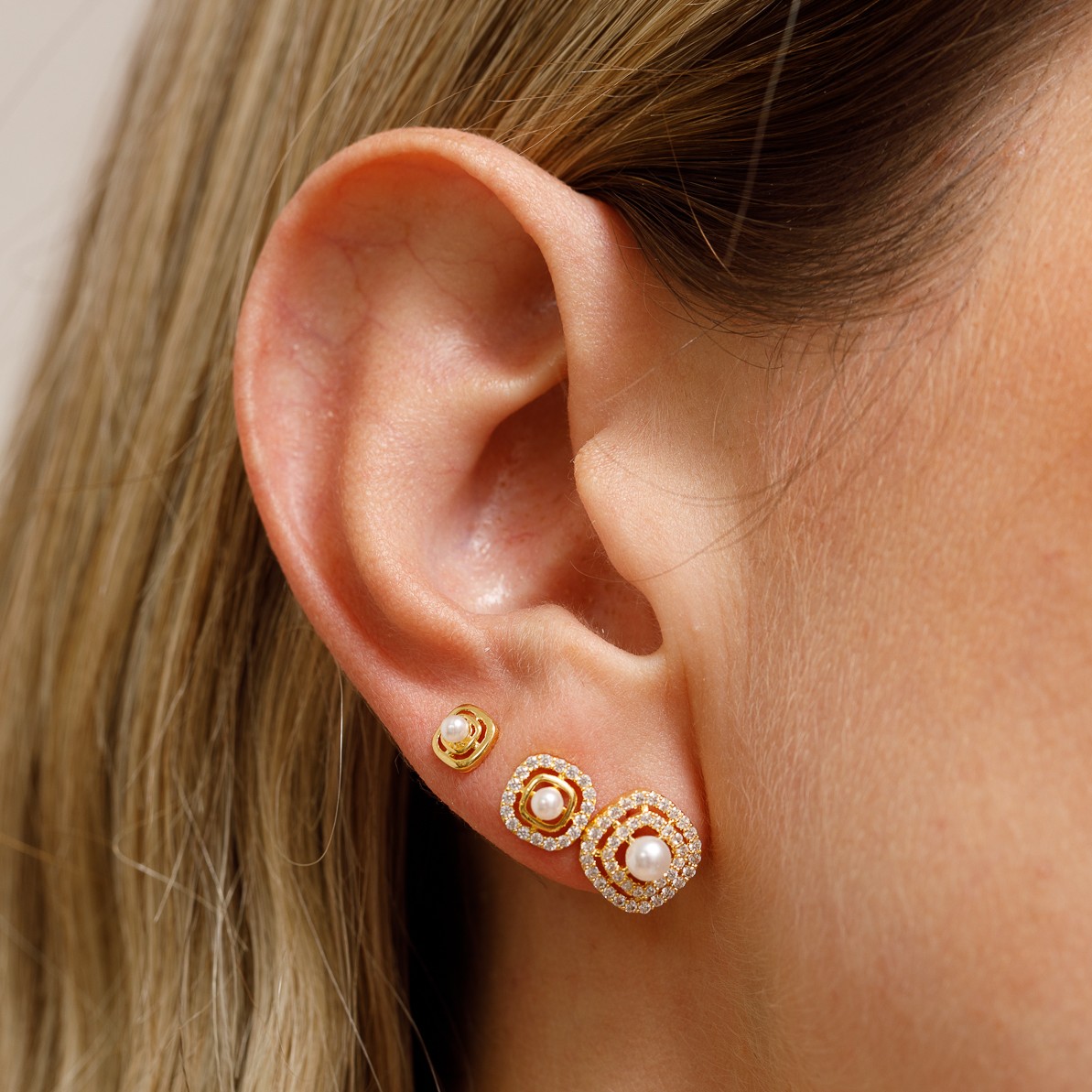 BRINCO QUADRADO P CRAVEJADO E COM PÉROLA BANHO OURO 18K