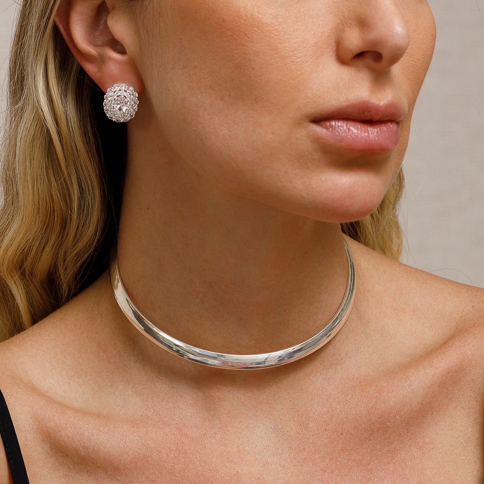 BRINCO OVAL CRAVEJADO CRISTAL BANHO PRATA