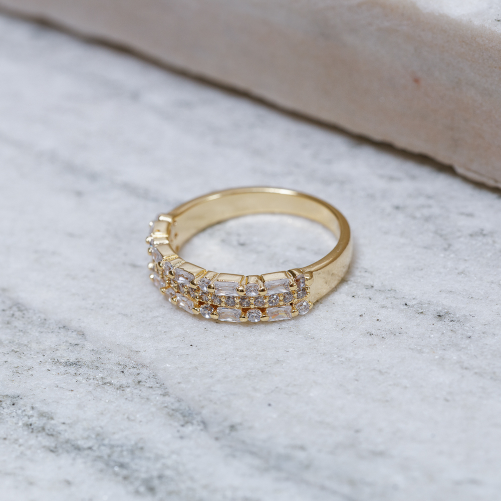 ANEL ZIRCÔNIAS TRIPLAS CRISTAL BANHO OURO 18K