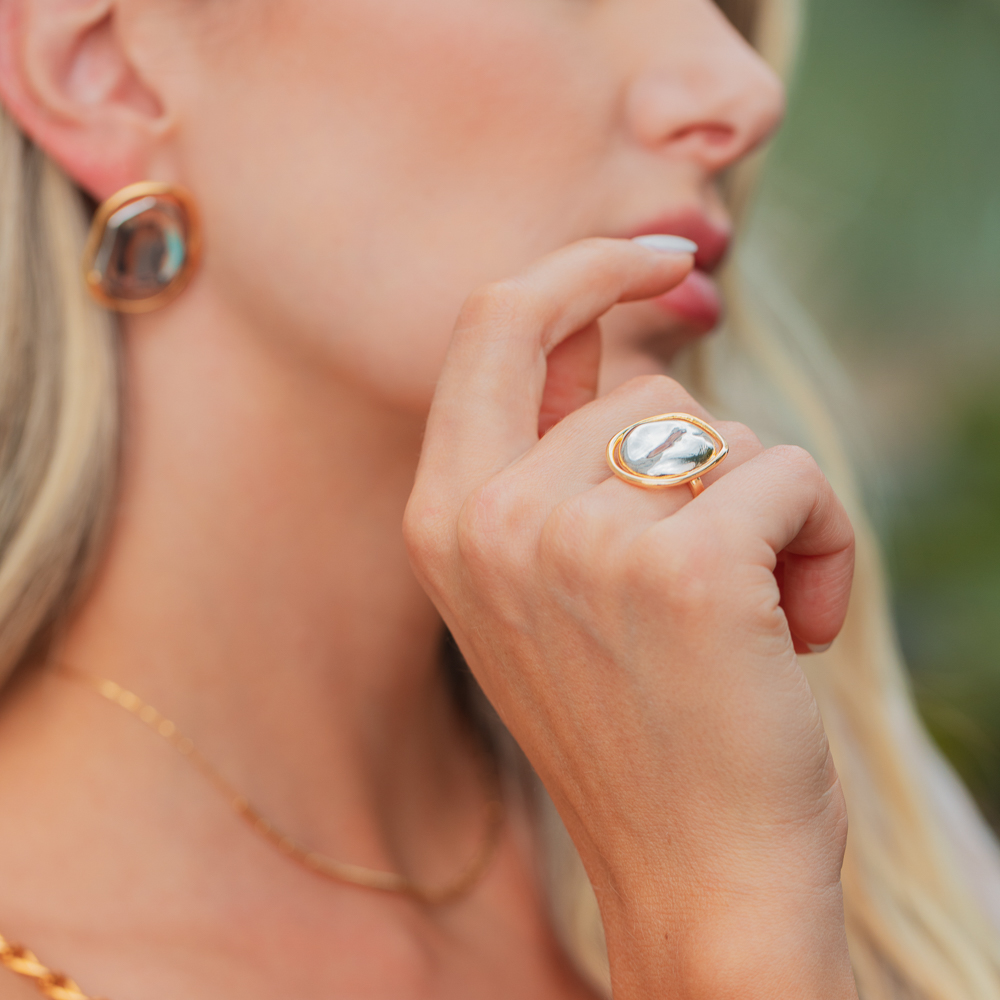 ANEL ORGÂNICO REDONDO GRANDE COM RÓDIO BRANCO E BANHO OURO 18K