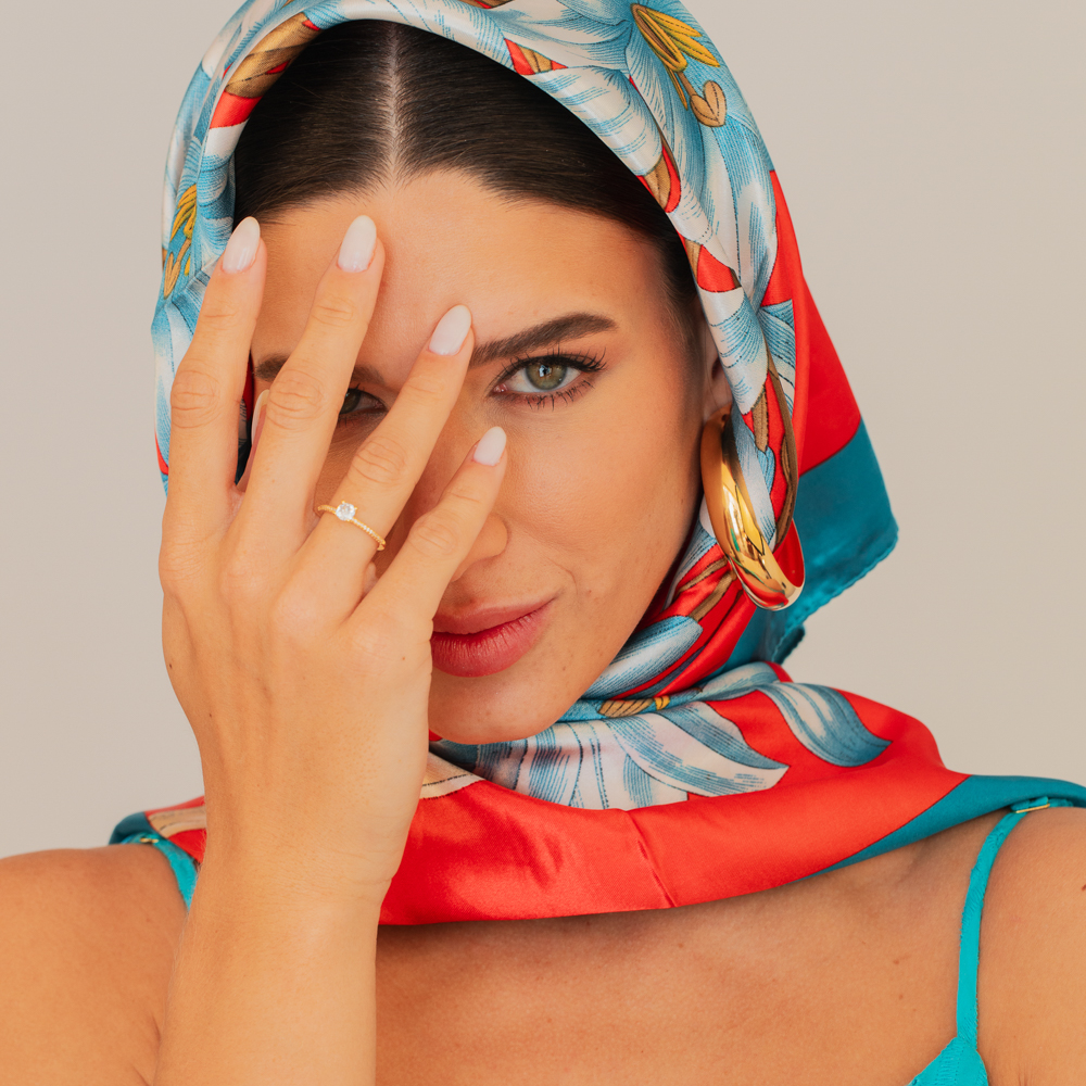 ANEL SOLITÁRIO CRAVEJADO CRISTAL BANHO OURO 18K