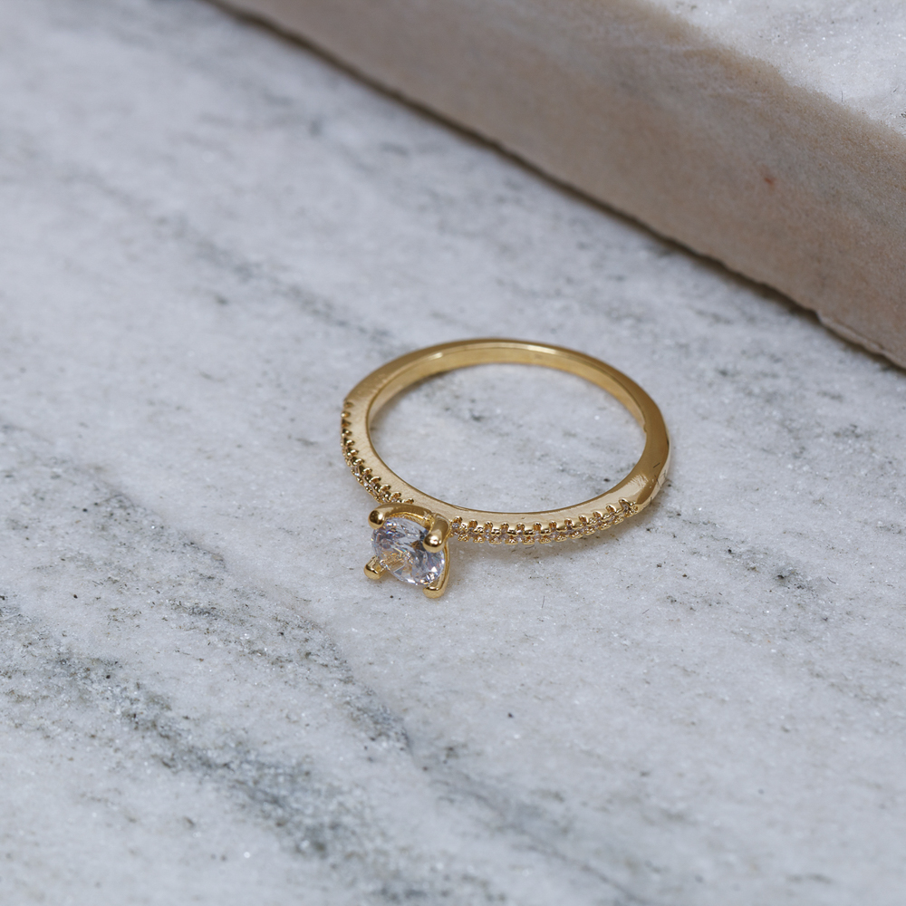 ANEL SOLITÁRIO CRAVEJADO CRISTAL BANHO OURO 18K