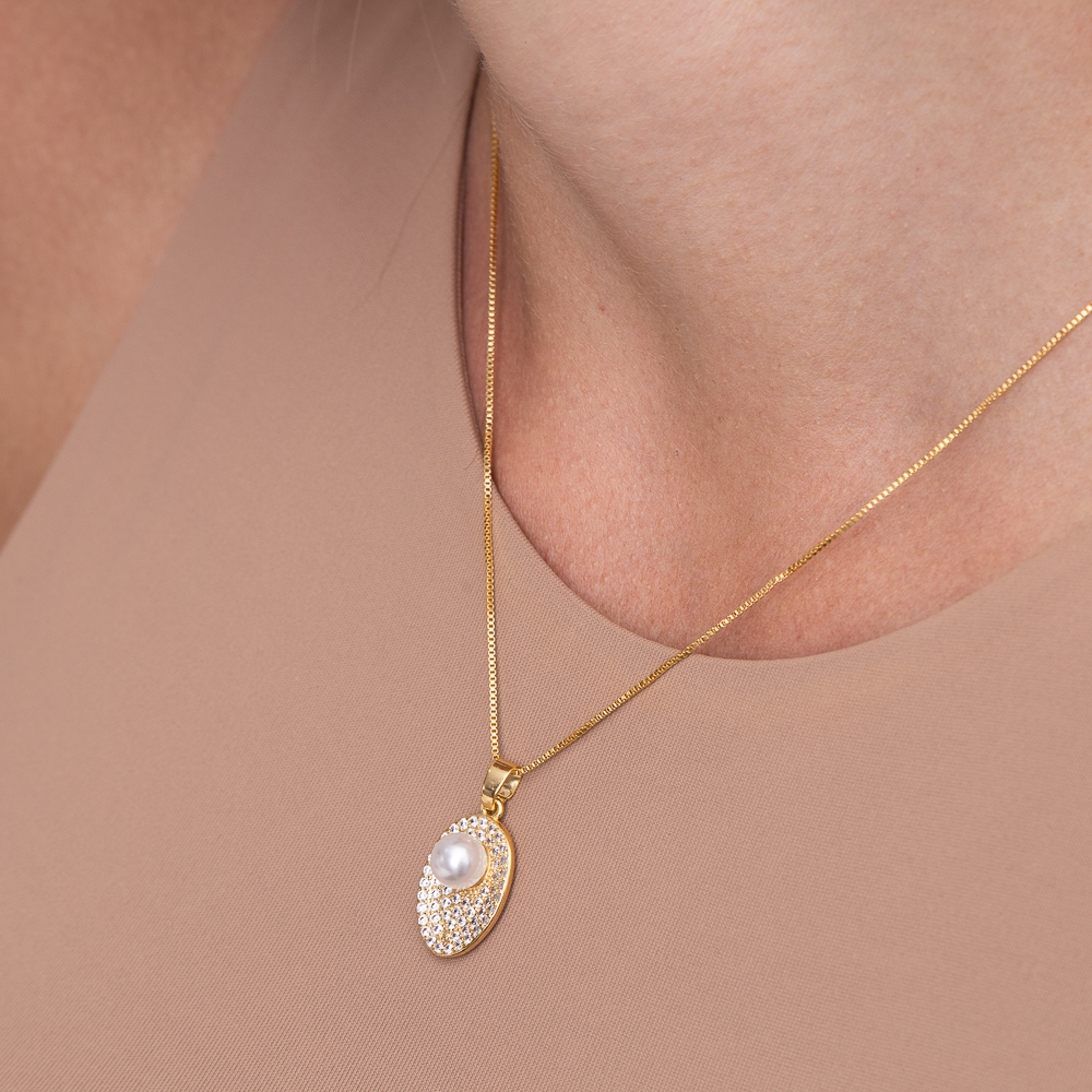 COLAR CONCHA CRAVEJADA E COM PÉROLA BANHO OURO 18K