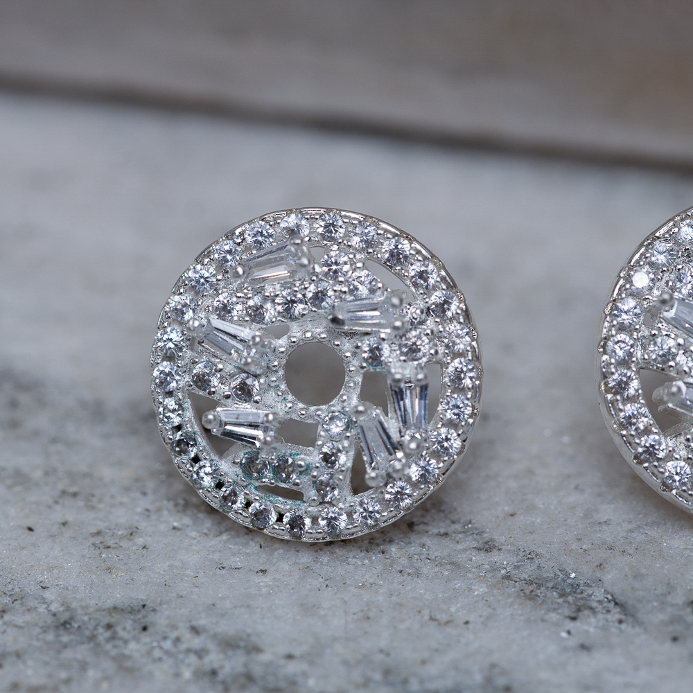 BRINCO DONUT COM ZIRCÔNIAS CRISTAIS BANHO PRATA