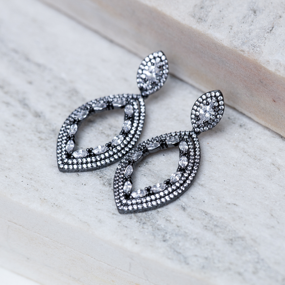 BRINCO GOTA COM ZIRCÔNIAS CRISTAIS BANHO RÓDIO NEGRO