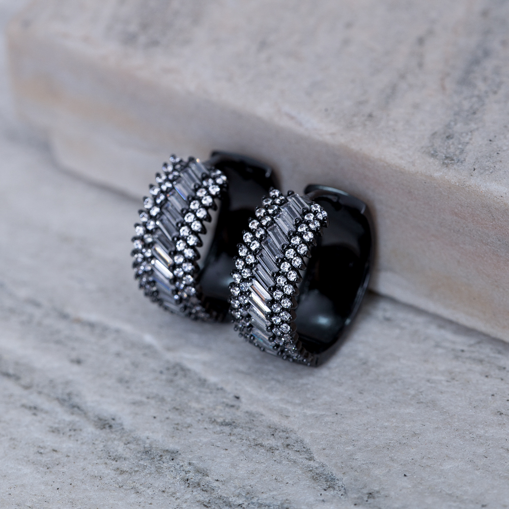 BRINCO ARGOLA COM ZIRCÔNIAS NAVETE BANHO RÓDIO NEGRO