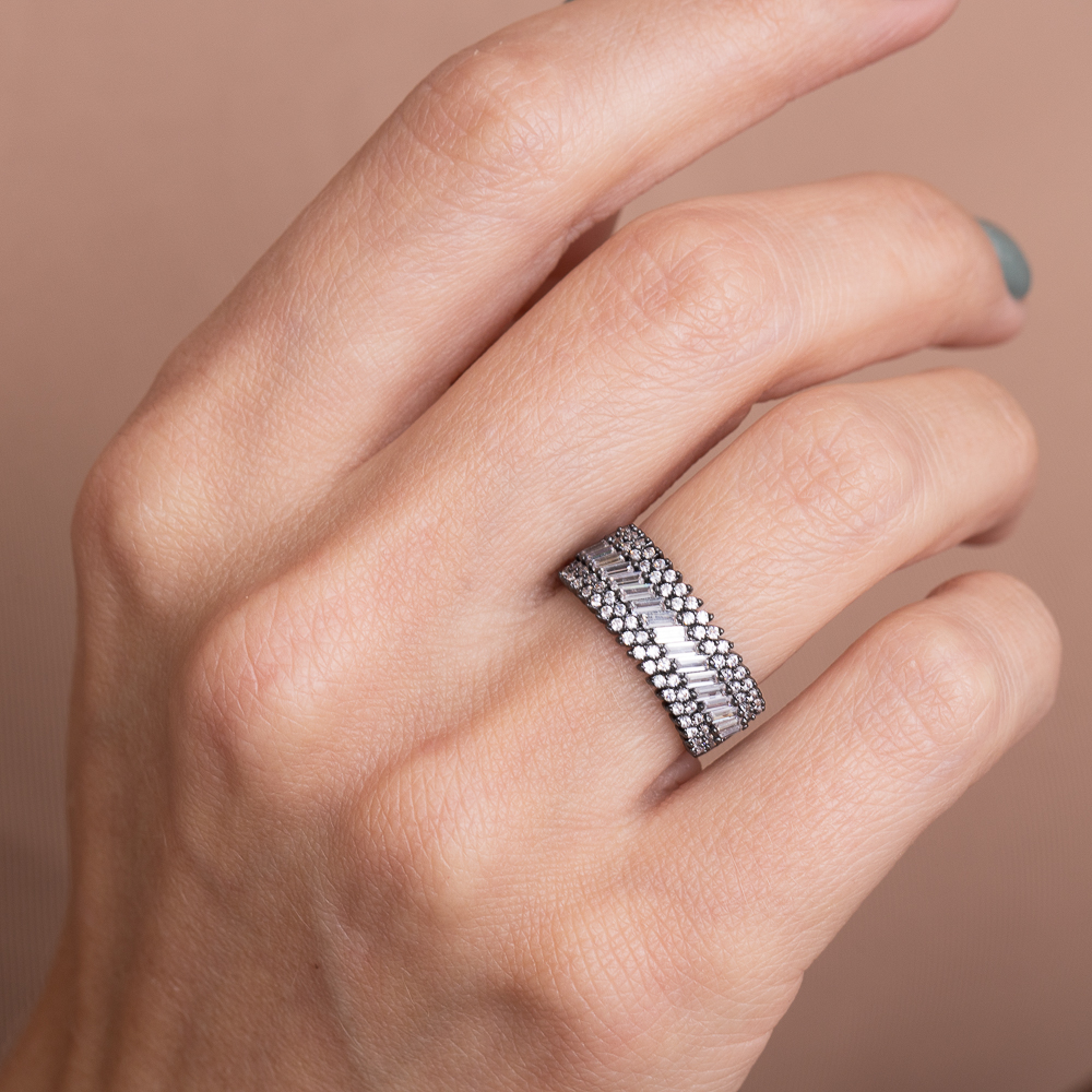 ANEL COM ZIRCÔNIAS NAVETE BANHO RÓDIO NEGRO