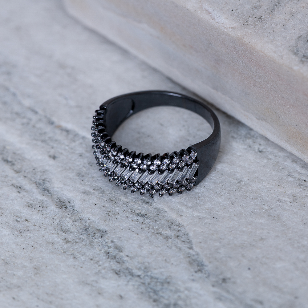 ANEL COM ZIRCÔNIAS NAVETE BANHO RÓDIO NEGRO