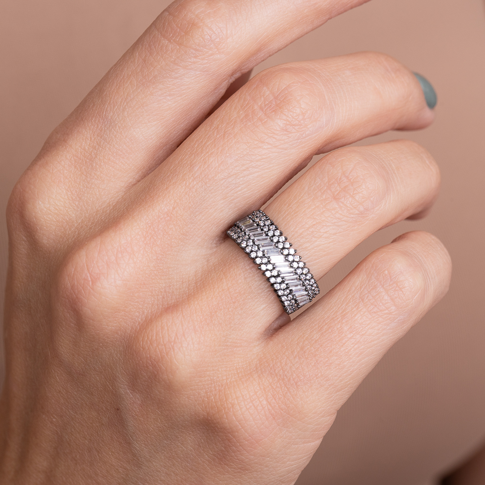 ANEL COM ZIRCÔNIAS NAVETE BANHO RÓDIO NEGRO