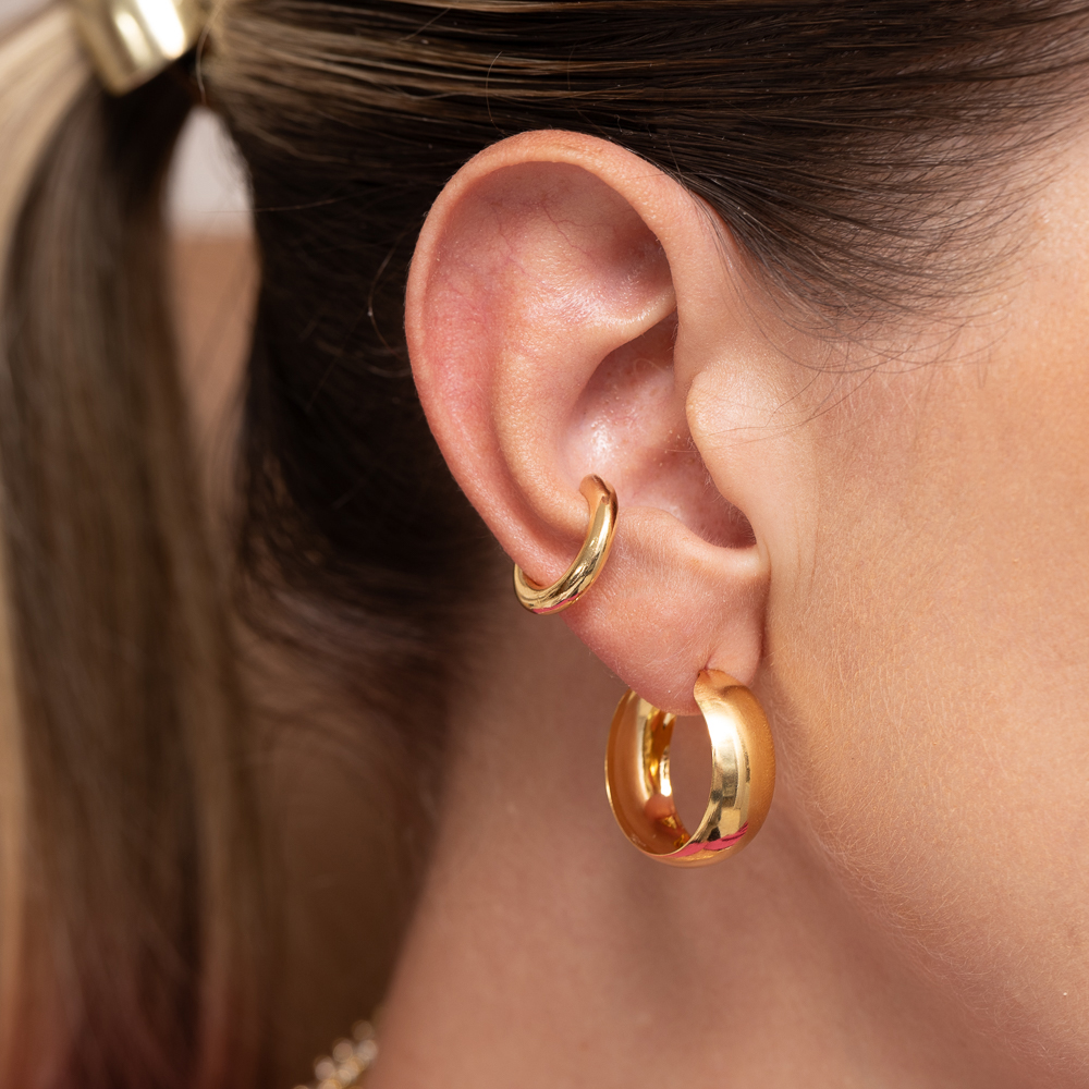 BRINCO ARGOLA LISA LARGA M BANHO OURO 18K