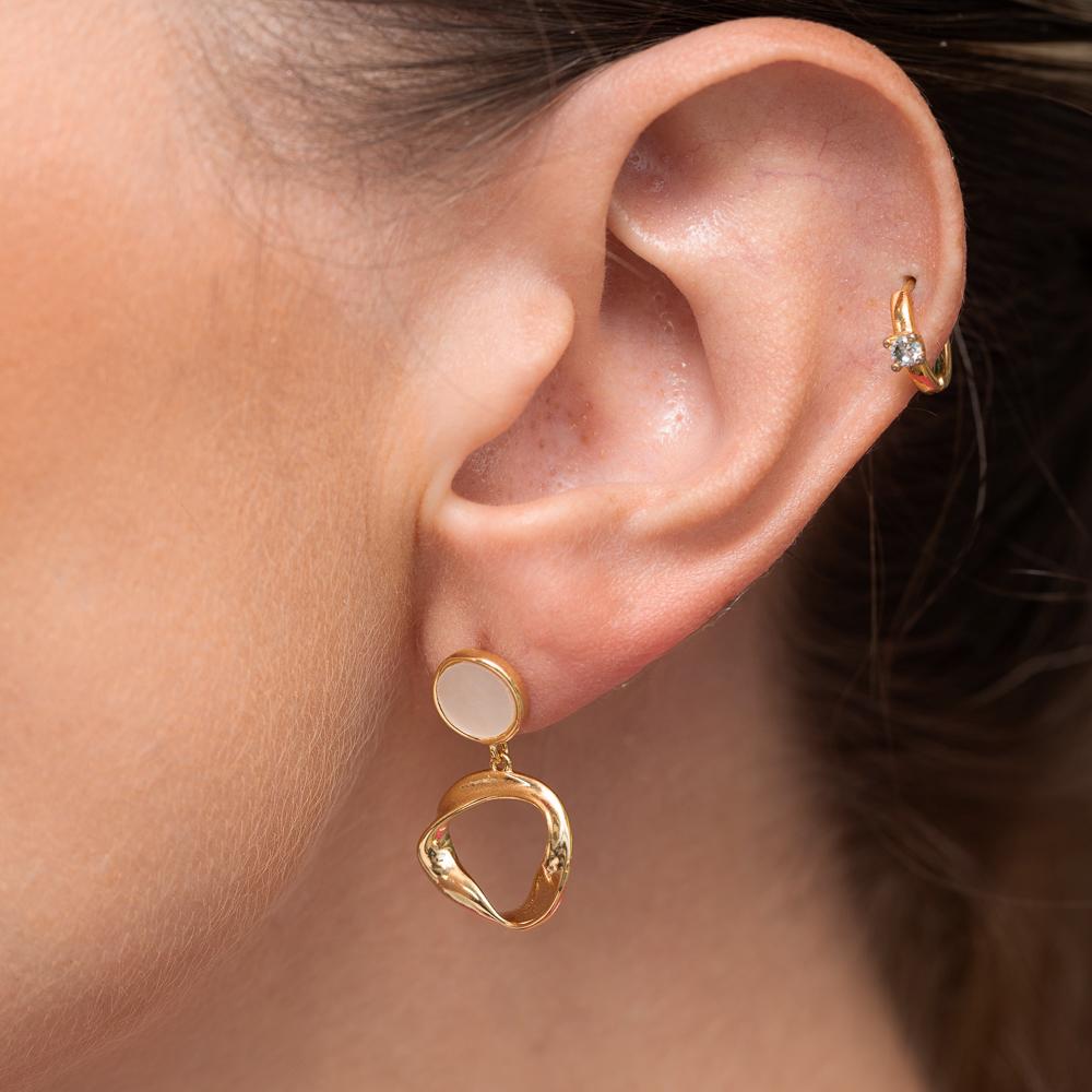 BRINCO ORGÂNICO COM BASE MADRE PÉROLA BANHO OURO 18K