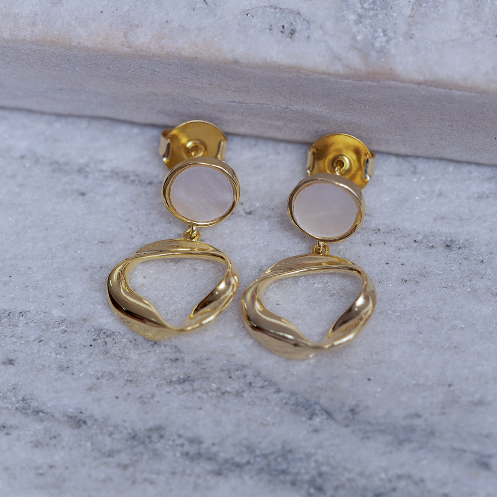 BRINCO ORGÂNICO COM BASE MADRE PÉROLA BANHO OURO 18K