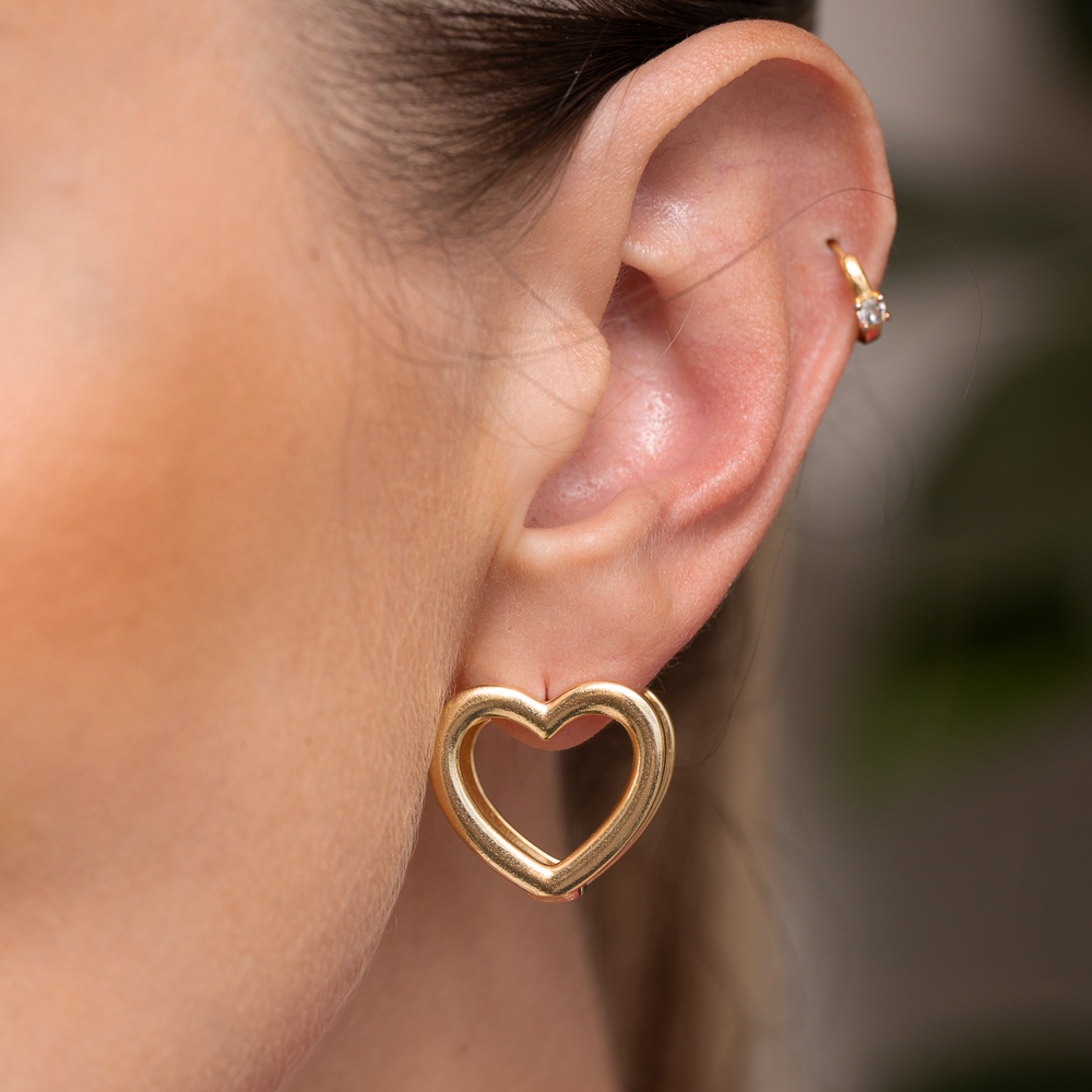 BRINCO ARGOLA CORAÇÃO G DUPLO VAZADO BANHO OURO 18K