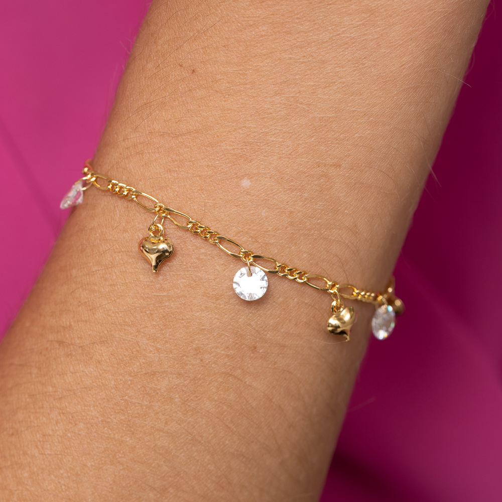 PULSEIRA COM PINGENTES CORAÇÕES E CRISTAIS BANHO OURO 18K