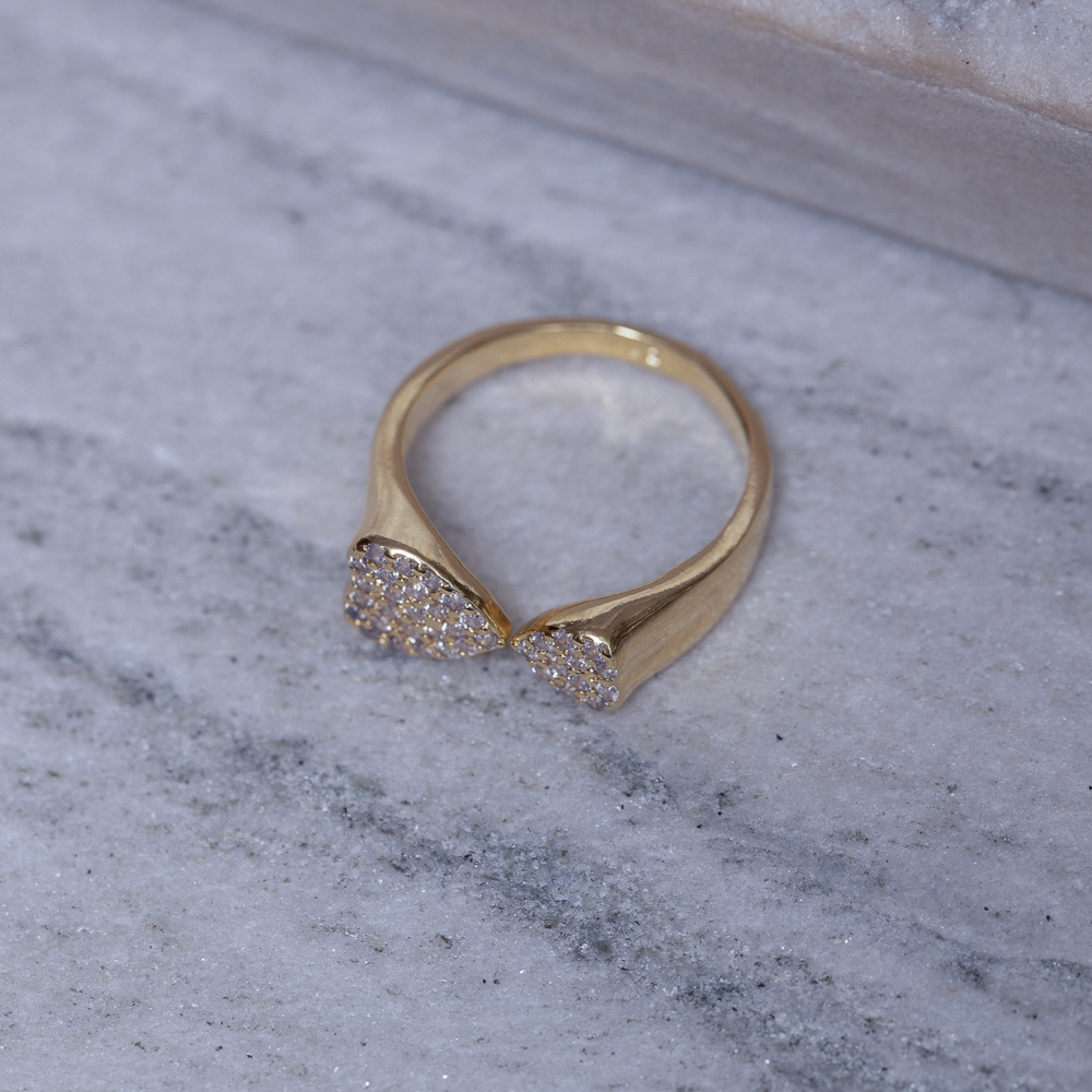 ANEL CORAÇÃO DUPLO CRAVEJADO BANHO OURO 18K