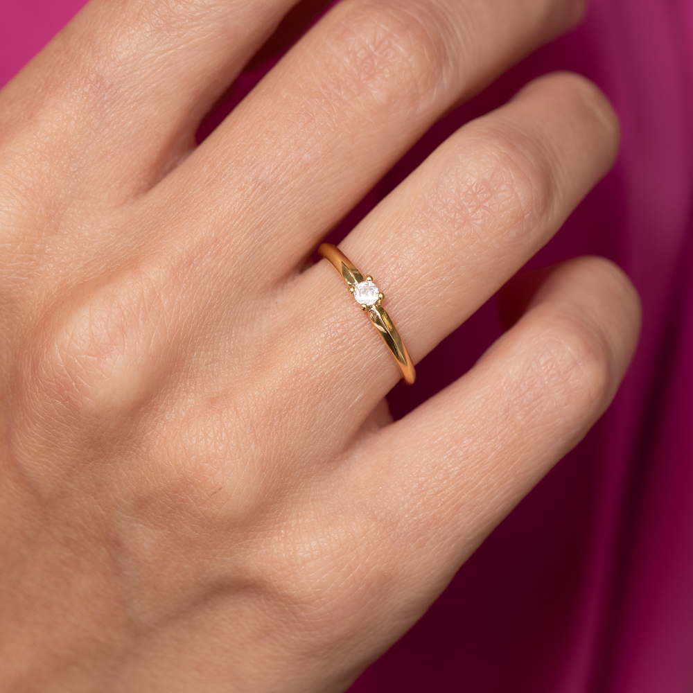 ANEL SOLITÁRIO DELICADO CRISTAL BANHO OURO 18K