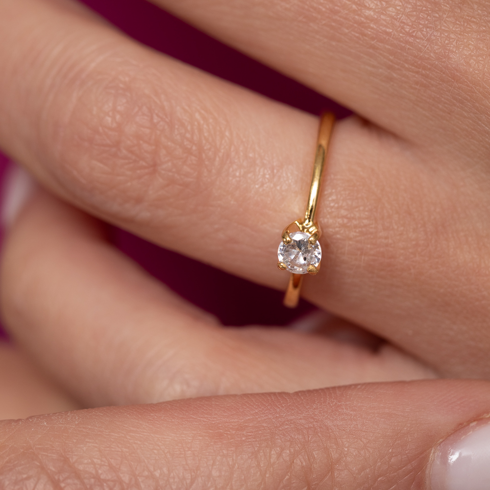 ANEL SOLITÁRIO 4 GARRAS CRISTAL BANHO OURO 18K