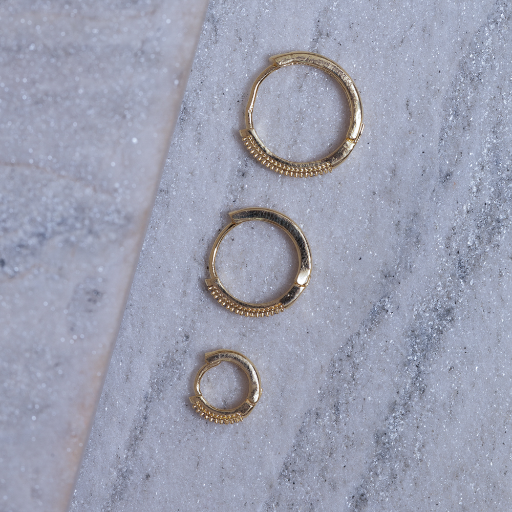 BRINCO ARGOLA G 1 FILEIRA CRAVEJADA BANHO OURO 18K