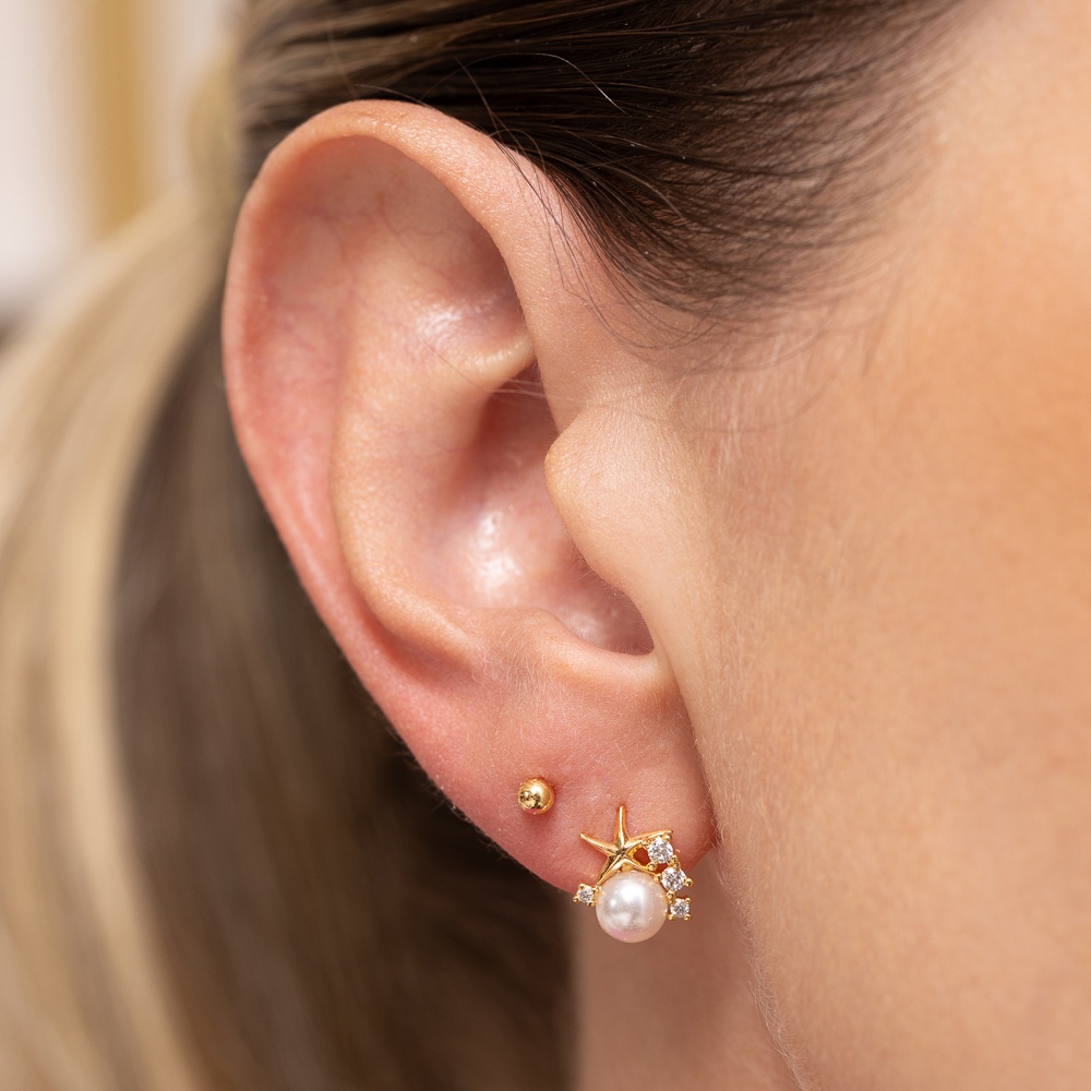 BRINCO PÉROLA COM ESTRELA DO MAR BANHO OURO 18K