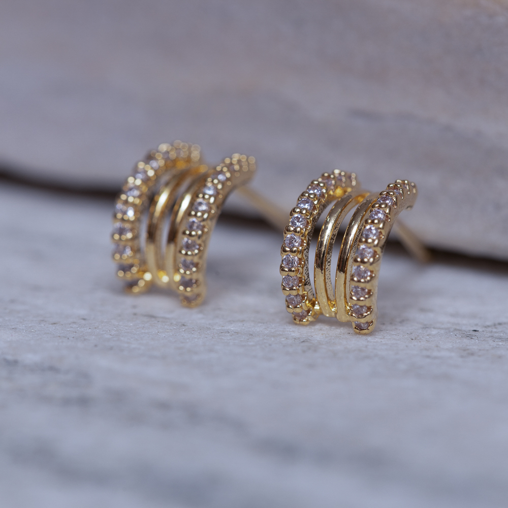 BRINCO MEIA ARGOLA CRAVEJADA BANHO OURO 18K