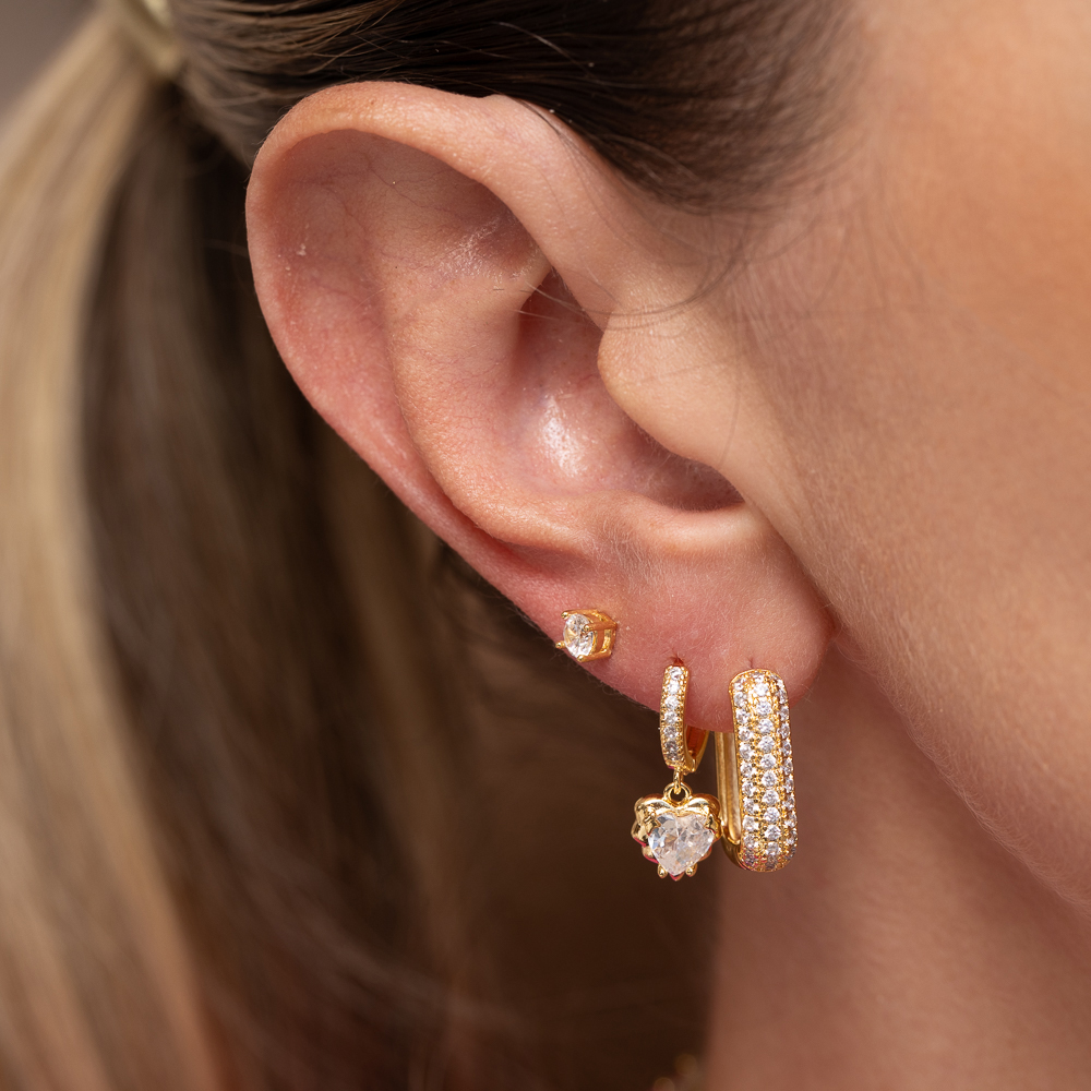 BRINCO ARGOLINHA COM PINGENTE CORAÇÃO CRISTAL BANHO OURO 18K