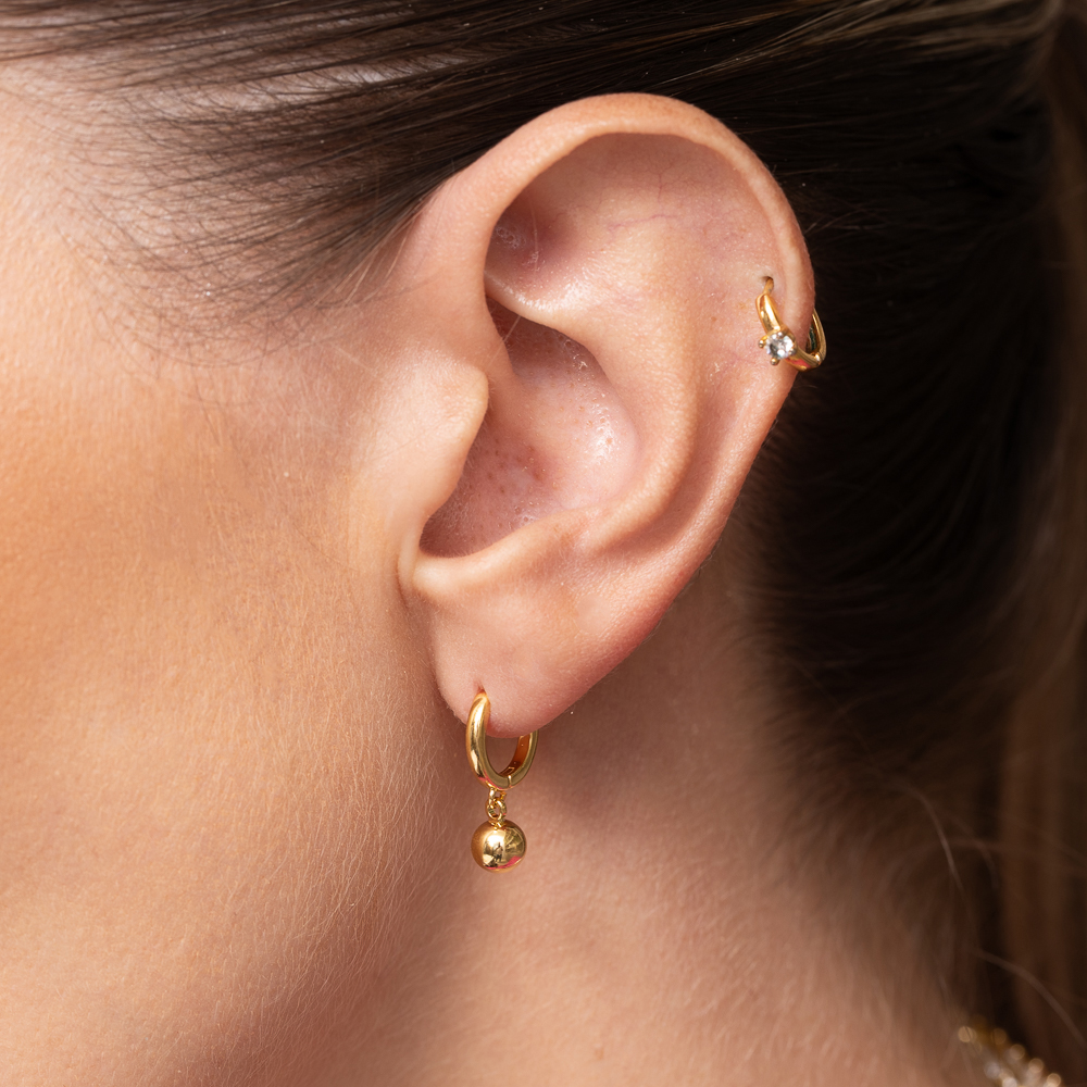 BRINCO ARGOLINHA COM PINGENTE BOLINHA BANHO OURO 18K