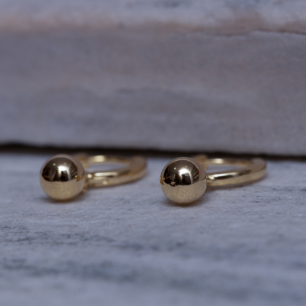 BRINCO ARGOLINHA COM PINGENTE BOLINHA BANHO OURO 18K