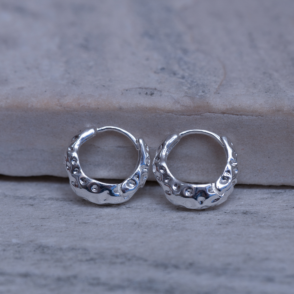 BRINCO ARGOLA AMASSADA BANHO PRATA