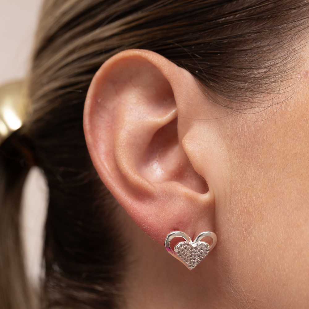 BRINCO CORAÇÃO CRAVEJADO CRISTAL BANHO PRATA