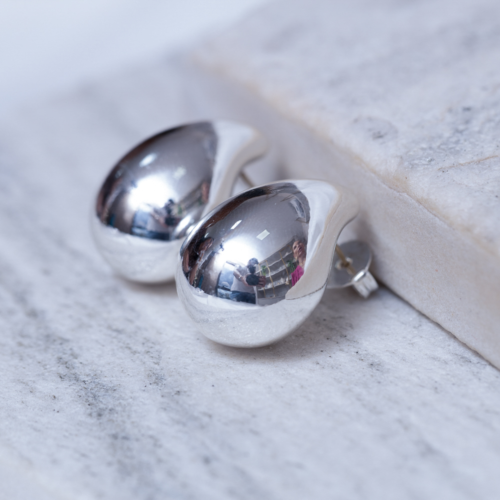 BRINCO GOTA LISA COM PINO EM AÇO INOX DOURADO BANHO PRATA