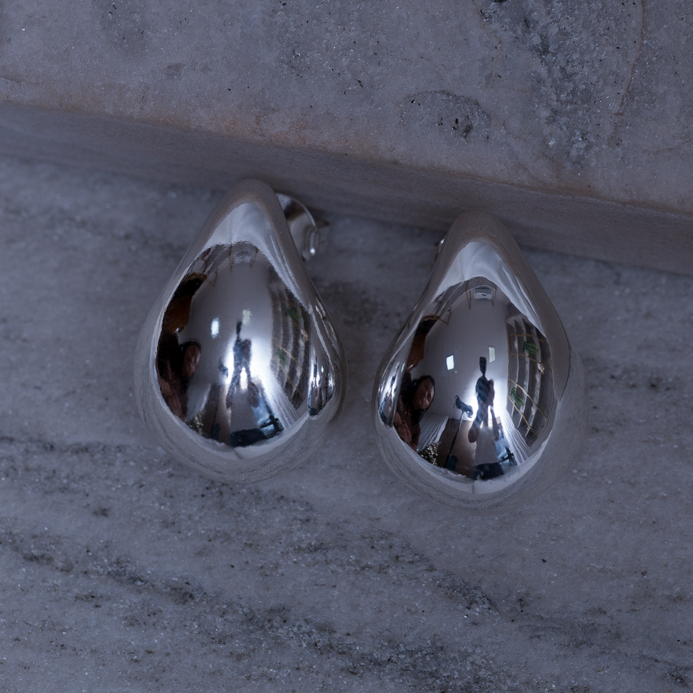 BRINCO GOTA LISA COM PINO EM AÇO INOX DOURADO BANHO PRATA