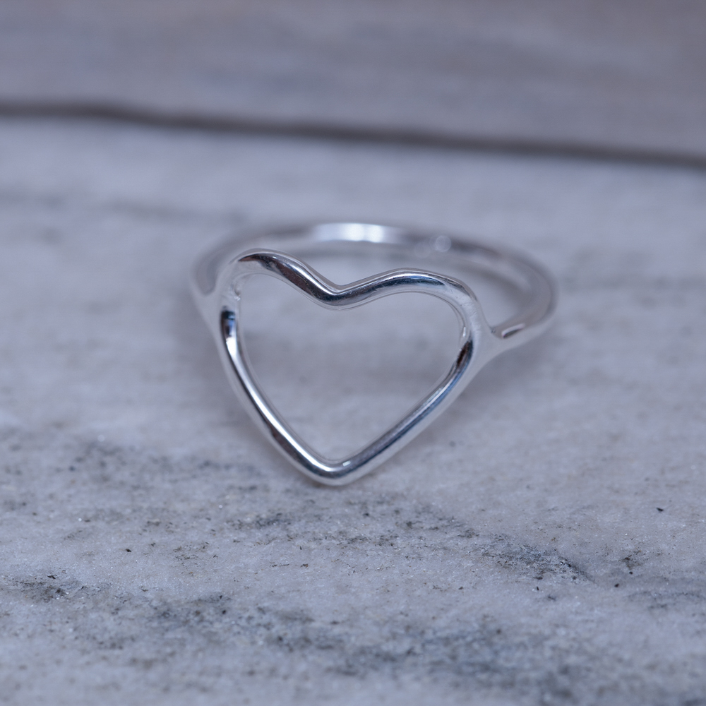 ANEL CORAÇÃO FINO LISO BANHO PRATA