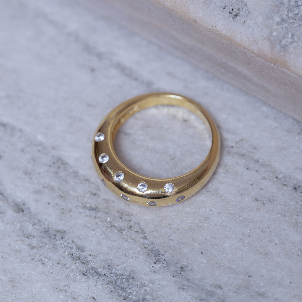 ANEL ABAULADO COM PEDRAS CRISTAIS BANHO OURO 18K