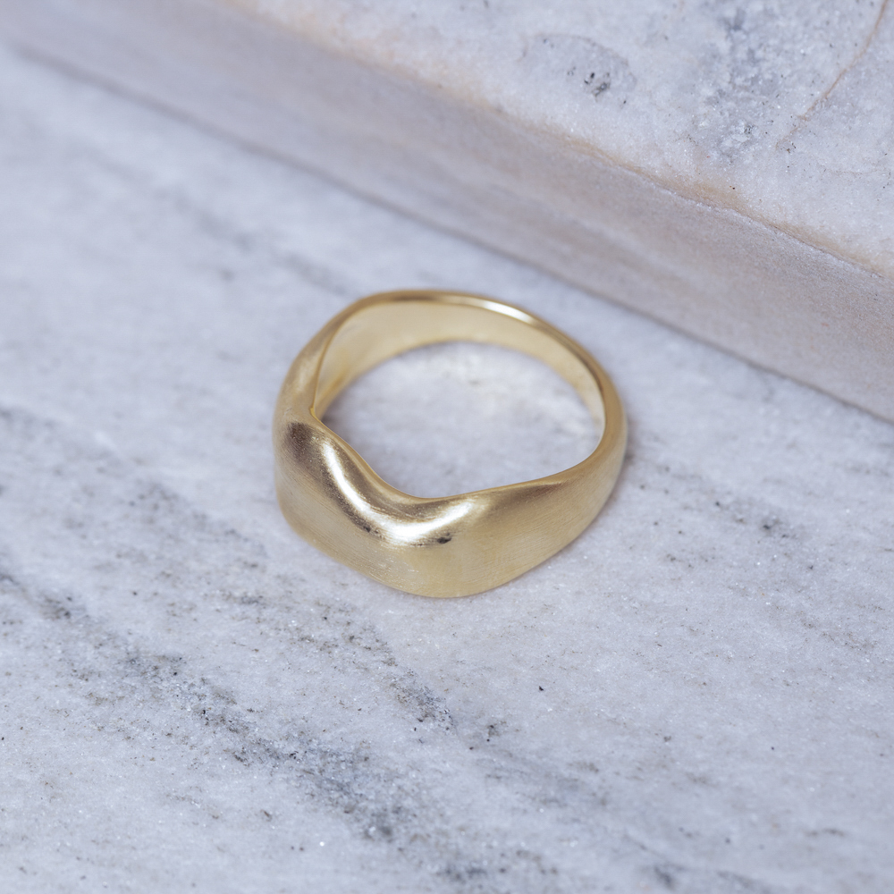 ANEL ORGÂNICO ESCOVADO BANHO OURO 18K