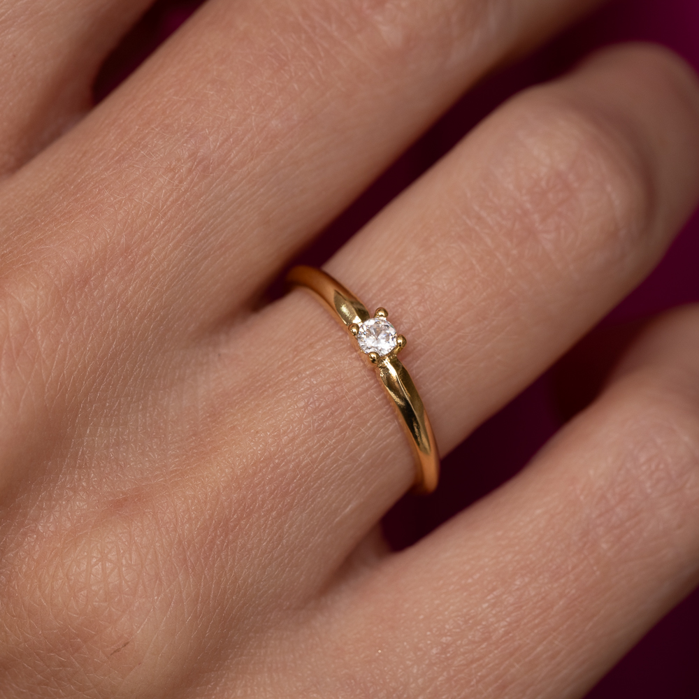 ANEL SOLITÁRIO DELICADO CRISTAL BANHO OURO 18K