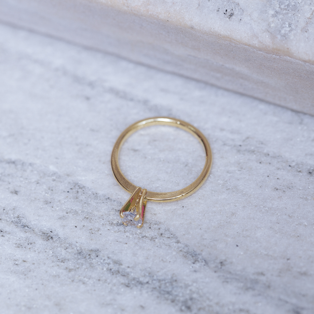 ANEL SOLITÁRIO 4 GARRAS CRISTAL BANHO OURO 18K