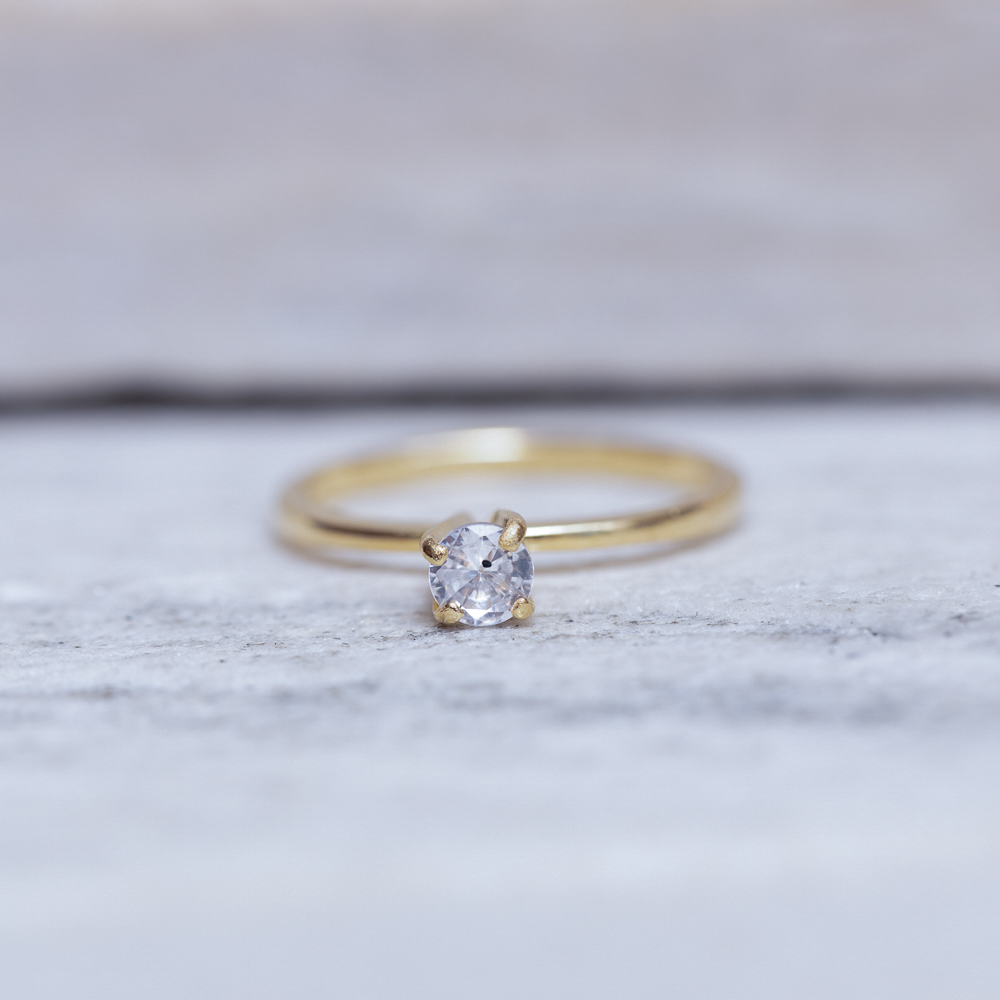 ANEL SOLITÁRIO 4 GARRAS CRISTAL BANHO OURO 18K