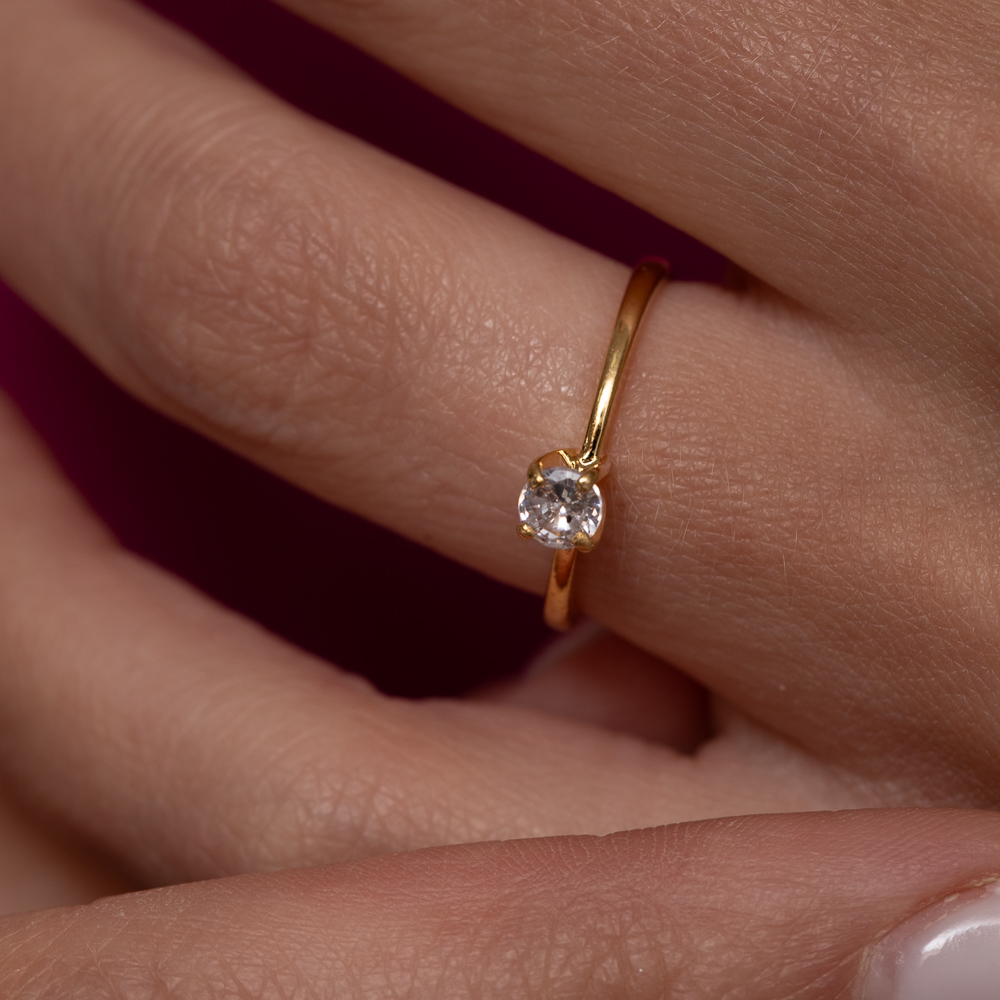 ANEL SOLITÁRIO 4 GARRAS CRISTAL BANHO OURO 18K