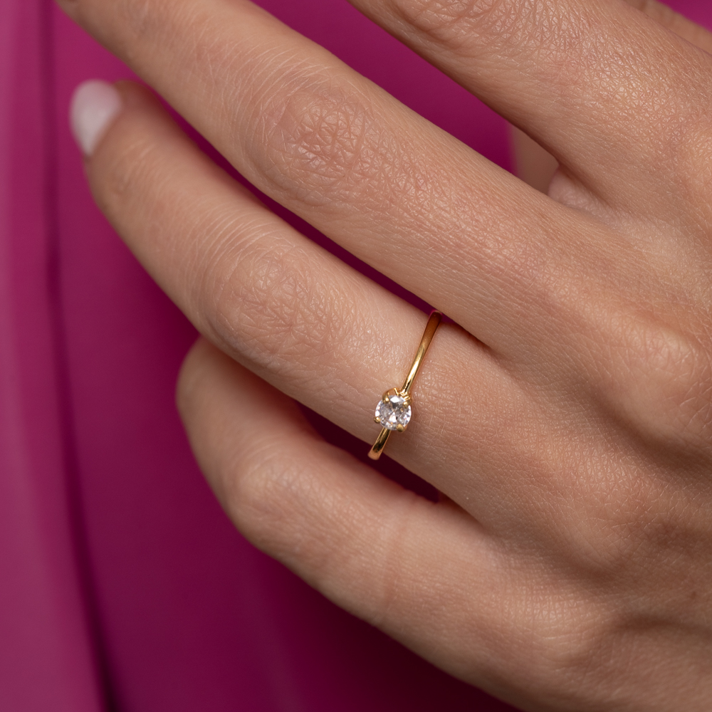 ANEL SOLITÁRIO 4 GARRAS CRISTAL BANHO OURO 18K