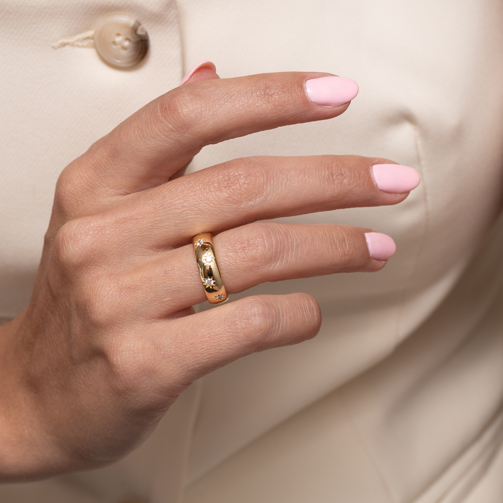 ANEL LARGO COM ESTRELAS CRISTAIS BANHO OURO 18K