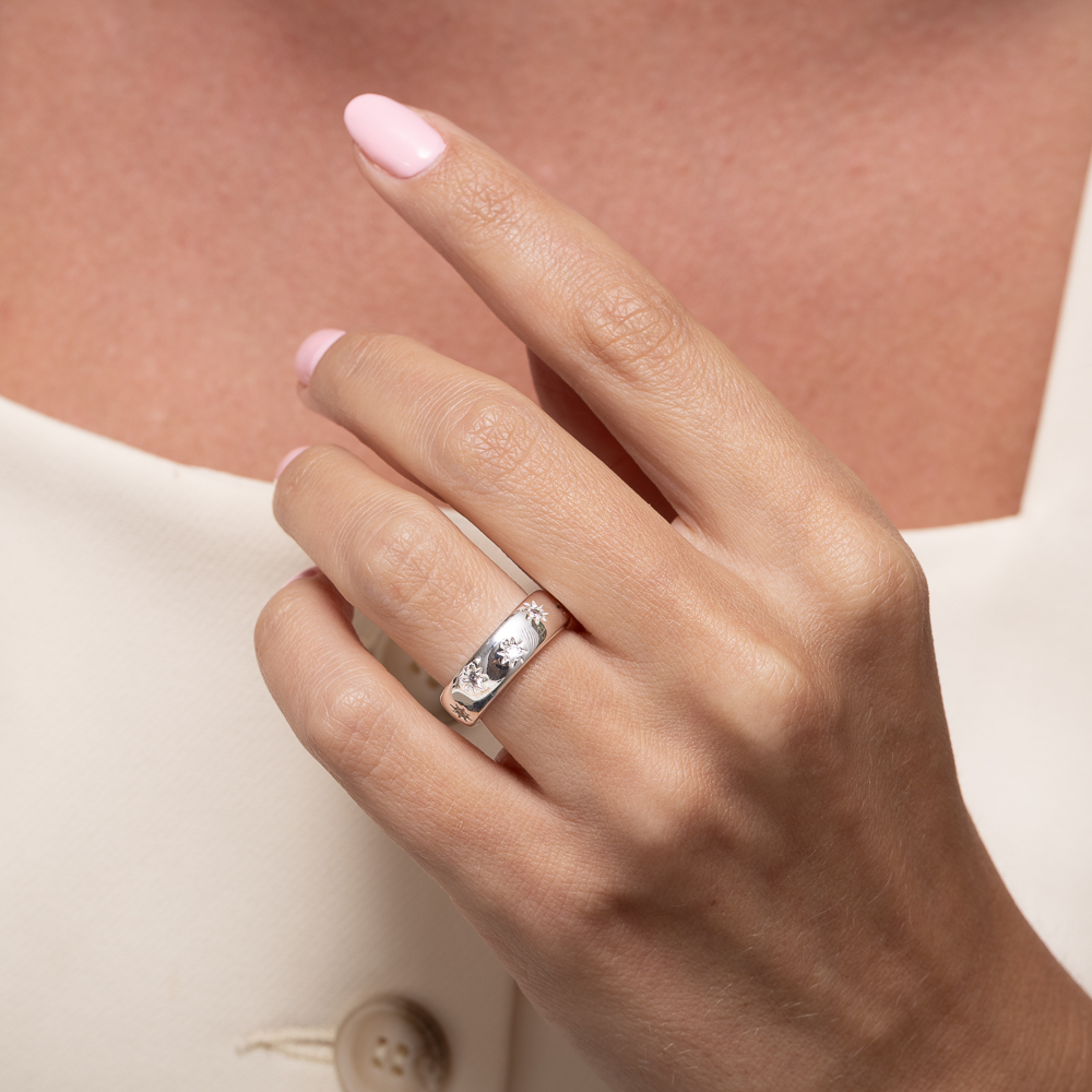 ANEL LARGO COM ESTRELAS CRISTAIS BANHO OURO 18K