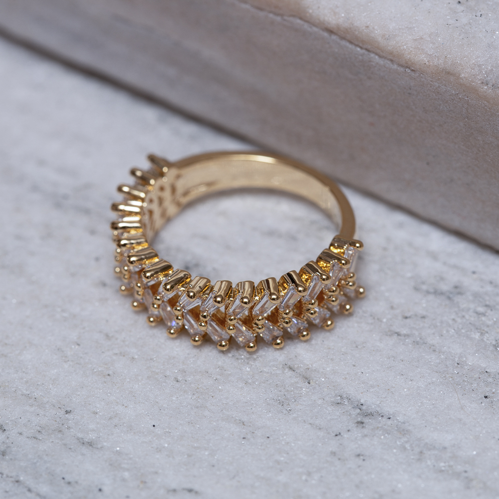 ANEL CRAVEJADO COM ZIRCÔNIAS NAVETE CRISTAIS BANHO OURO 18K