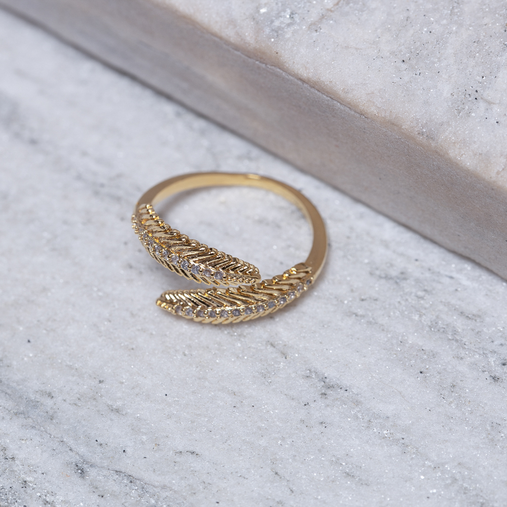 ANEL FOLHA COM ZIRCÔNIAS CRISTAIS REGULÁVEL BANHO OURO 18K