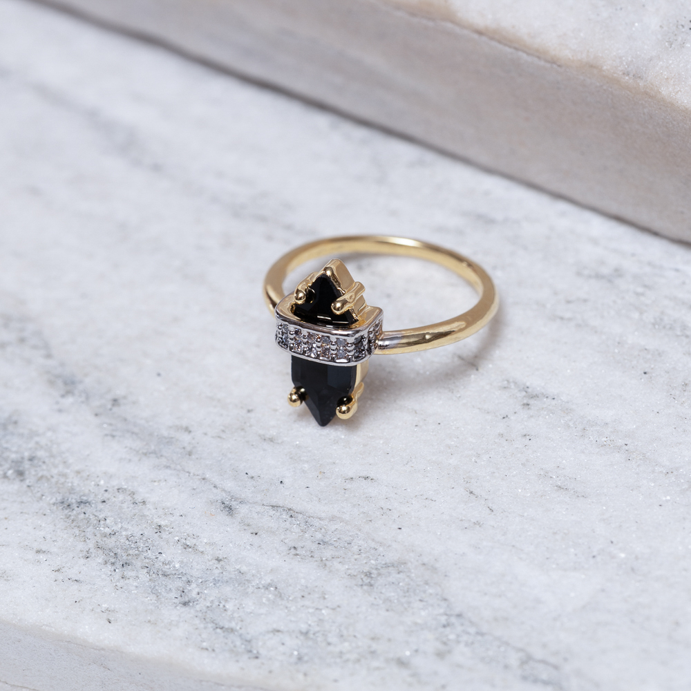 ANEL HEXÁGONO COM PEDRA NEGRA BANHO OURO 18K