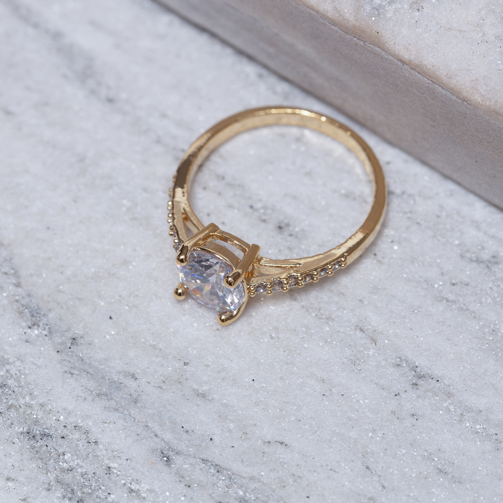 ANEL SOLITÁRIO CRAVEJADO COM PEDRA CRISTAL BANHO OURO 18K