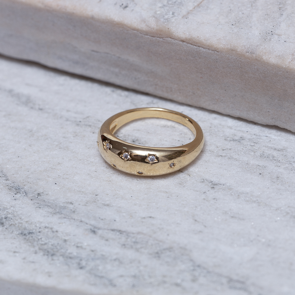 ANEL ABAULADO COM ESTRELINHAS CRISTAIS BANHO OURO 18K