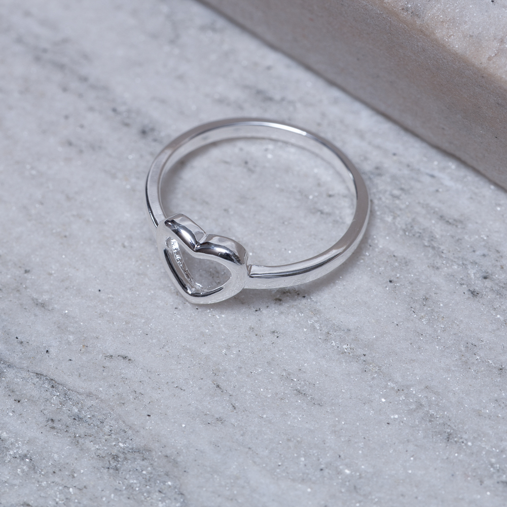 ANEL CORAÇÃO LISO VAZADO BANHO PRATA